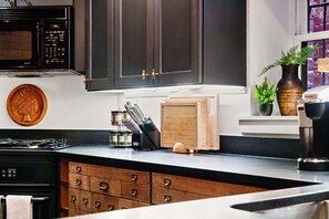 ثلاجة، ميكروويف، فرن، موقد طهي مسطح