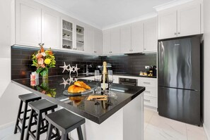 ثلاجة، ميكروويف، فرن، موقد طهي مسطح