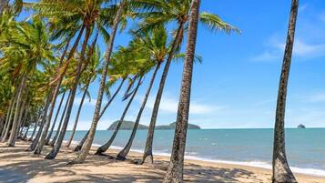 沙滩椅、沙滩毛巾