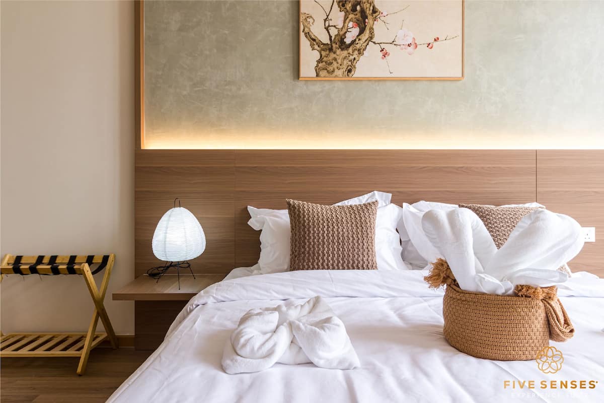 Japandi Three Bedroom Suites | Màn/rèm cản sáng, bàn ủi/dụng cụ ủi quần áo