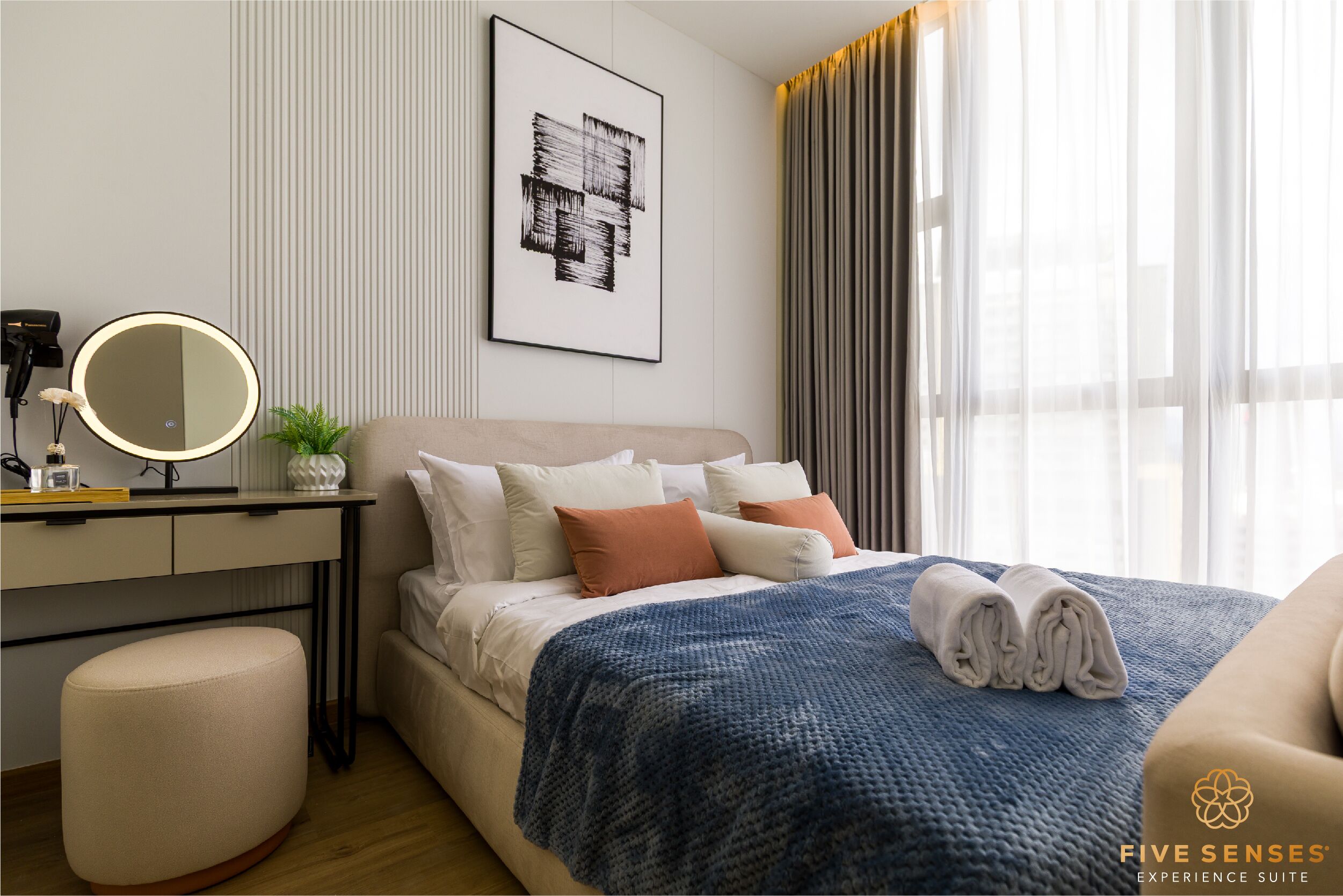 Signature Two Bedroom Suites | Íróasztal, sötétítőfüggöny, vasaló/vasalódeszka és ingyenes wifi