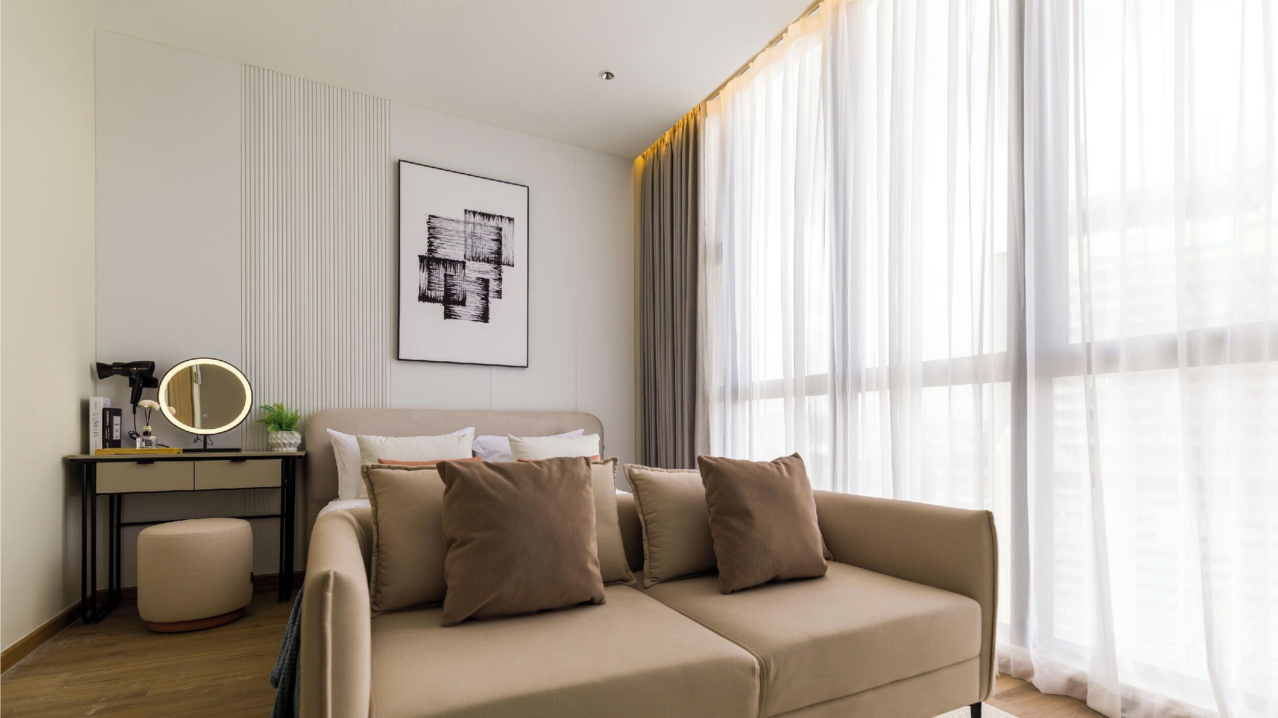 Japandi Two Bedroom Suites | Dihias secara berasingan, meja, langsir/tirai gelap terus 