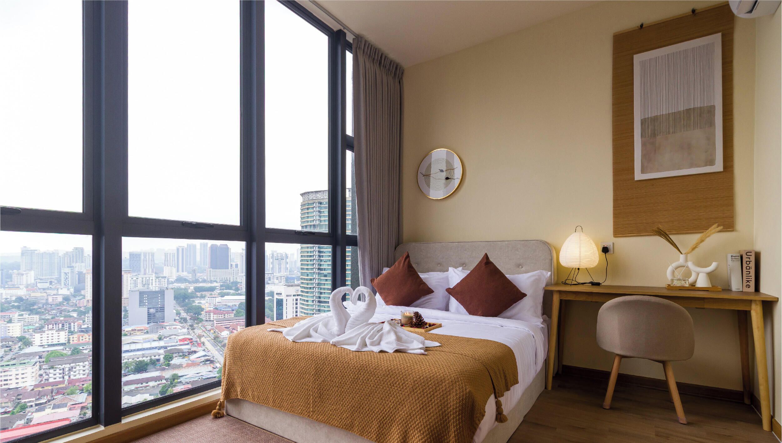 Japandi Two Bedroom Suites | Decoración personalizada, escritorio y cortinas blackout 