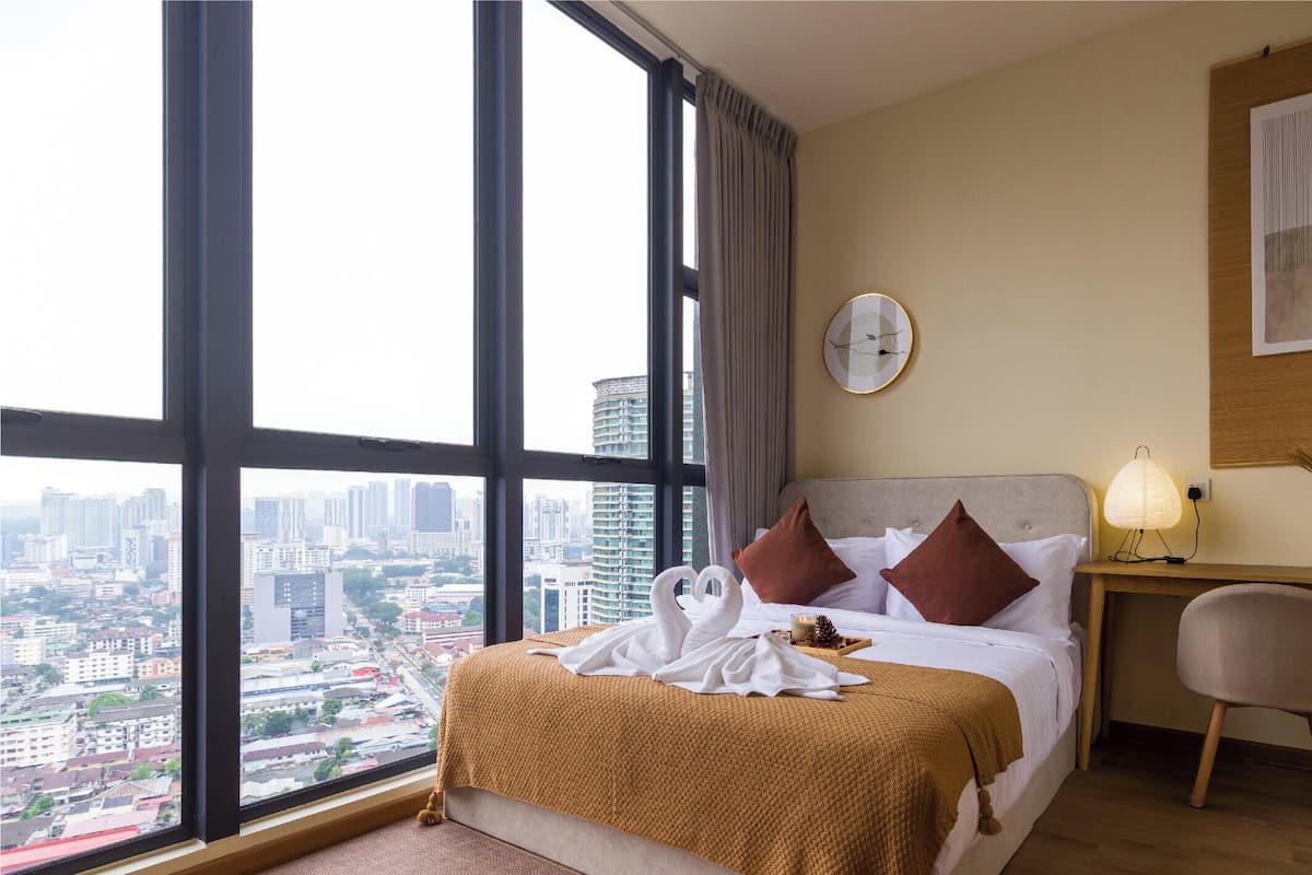 Japandi Two Bedroom Suites | DĂ©cor unique, bureau, rideaux dâobscurcissement