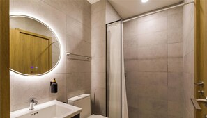 Japandi Two Bedroom Suites | Badkamer | Een douche, een hydromassagedouche, een haardroger, een bidet
