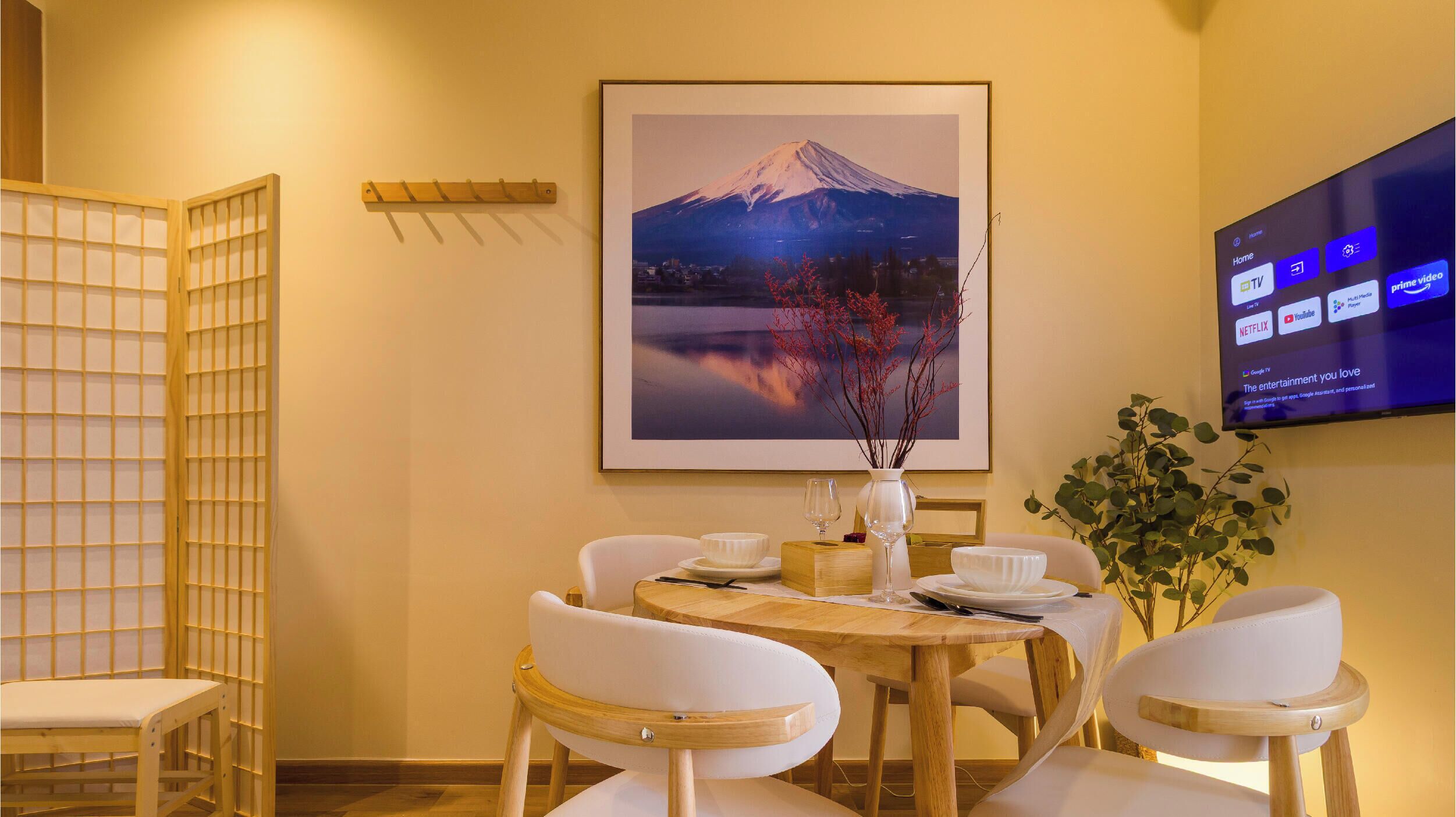 Japandi Two Bedroom Suites | Makan dalam bilik