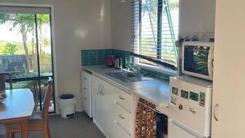 Geladeira, micro-ondas, cooktop, chaleira elétrica