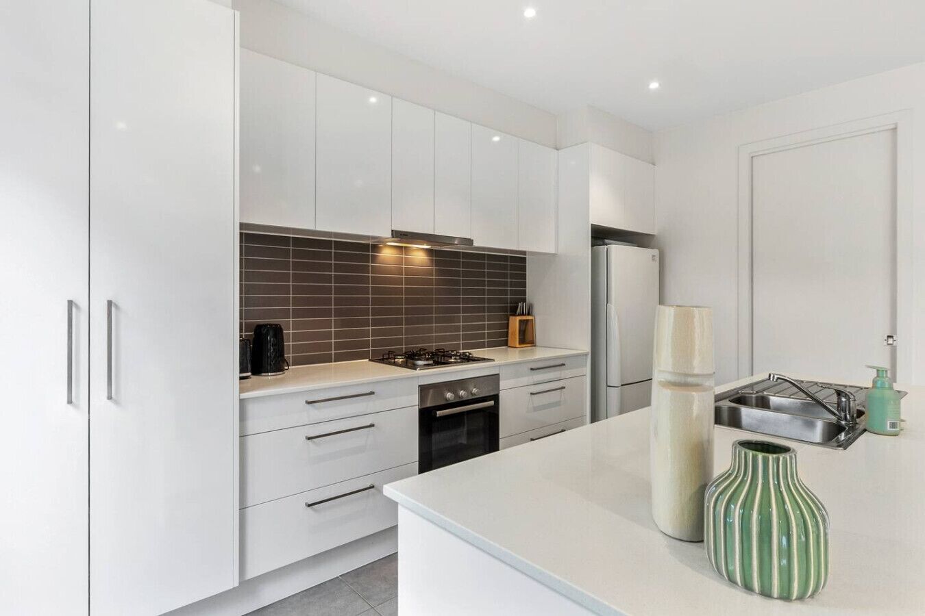 Frigorífico, horno, placa de cocina y lavavajillas