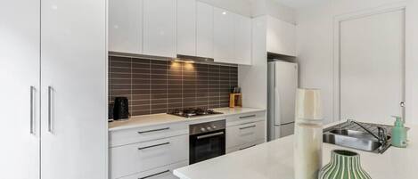 冷蔵庫、オーブン、コンロ、食器洗い機