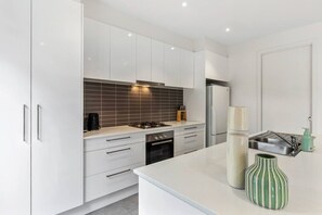 Refrigerador, horno, parrilla de estufa y lavavajillas 