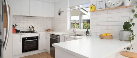 ثلاجة، فرن، موقد طهي مسطح، غسالة أطباق