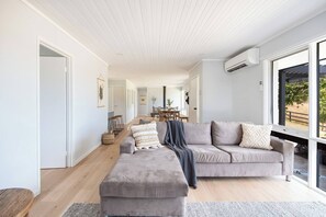 TV, fireplace - Pinella Coastal Farmhouse (Fingal)