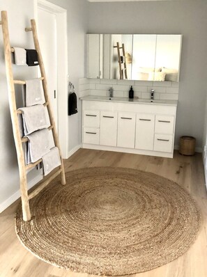 Interior - Pinella Coastal Farmhouse (Fingal)