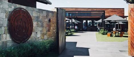 تناول الطعام بالخارج