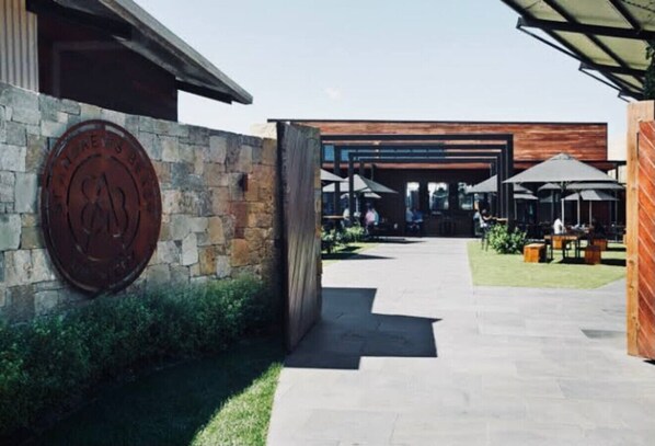 Outdoor dining - Pinella Coastal Farmhouse (Fingal)