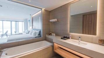 Jetted tub, hair dryer, bidet, towels