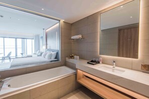 حوض استحمام بنظام ضخ المياه، مجففات شعر، مراحيض شطف، مناشف