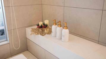 Een bubbelbad, een haardroger, een bidet, handdoeken