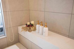 Poreamme, hiustenkuivaaja, bidee, pyyhkeet