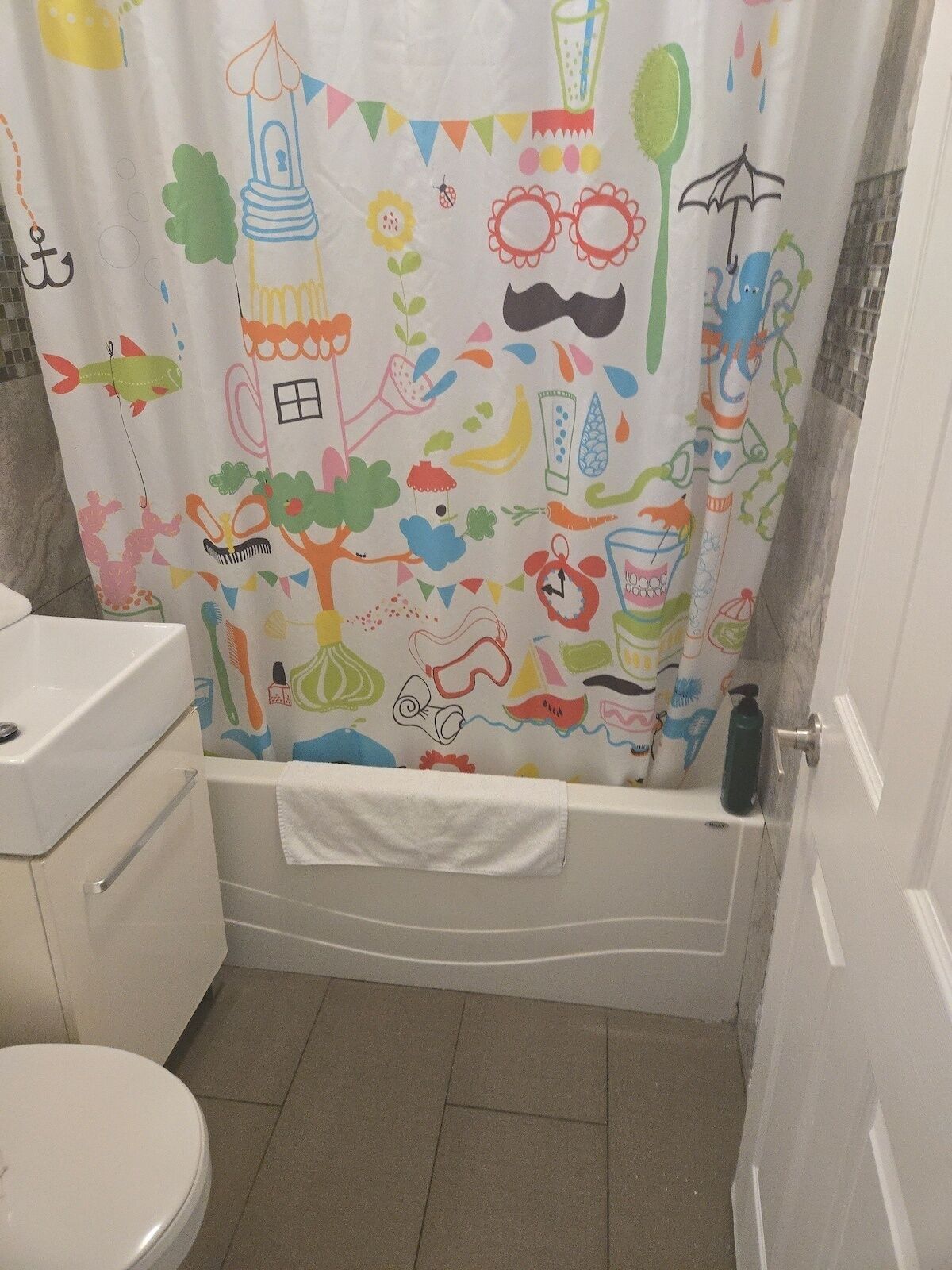 Secador de cabelo, toalhas de banho