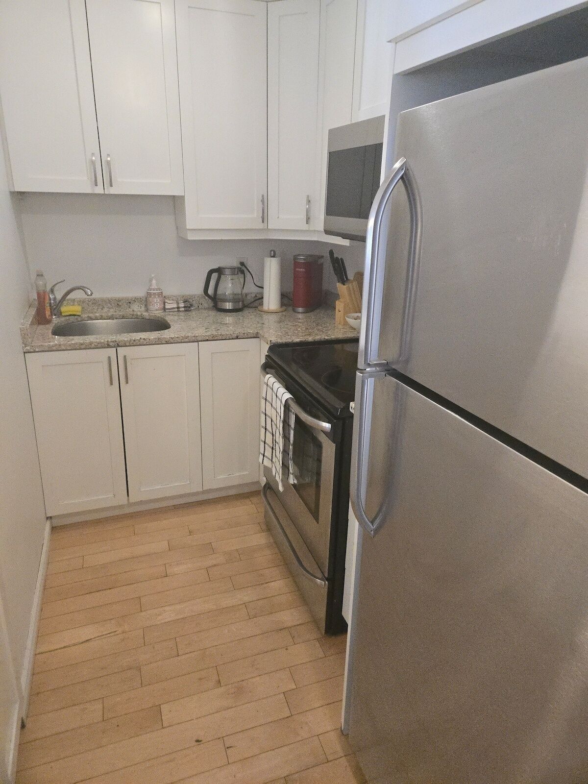 Geladeira, micro-ondas, fogão, cooktop