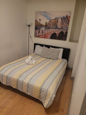 1 dormitori, planxa i posts de planxar, Internet i roba de llit