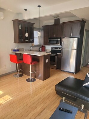 Jääkaappi, mikroaaltouuni, uuni, liesi