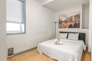 1 dormitori, planxa i posts de planxar, Internet i roba de llit