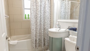 Un bagno con vasca, lavabo e WC.