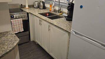 Microones, forn, placa de cuina i cafetera i tetera