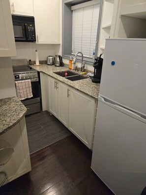 Microondas, horno, placa de cocina y cafetera o tetera