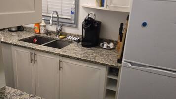 Microones, forn, placa de cuina i cafetera i tetera