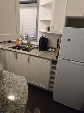 Microondas, horno, placa de cocina y cafetera o tetera