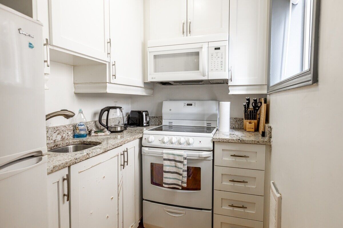 Refrigerador, microondas, horno y parrilla de estufa 