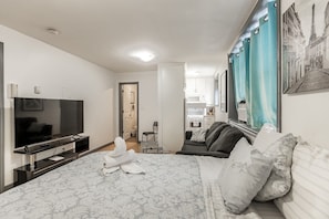 1 dormitori, planxa i posts de planxar, Internet i roba de llit