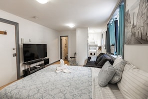 1 dormitori, planxa i posts de planxar, Internet i roba de llit