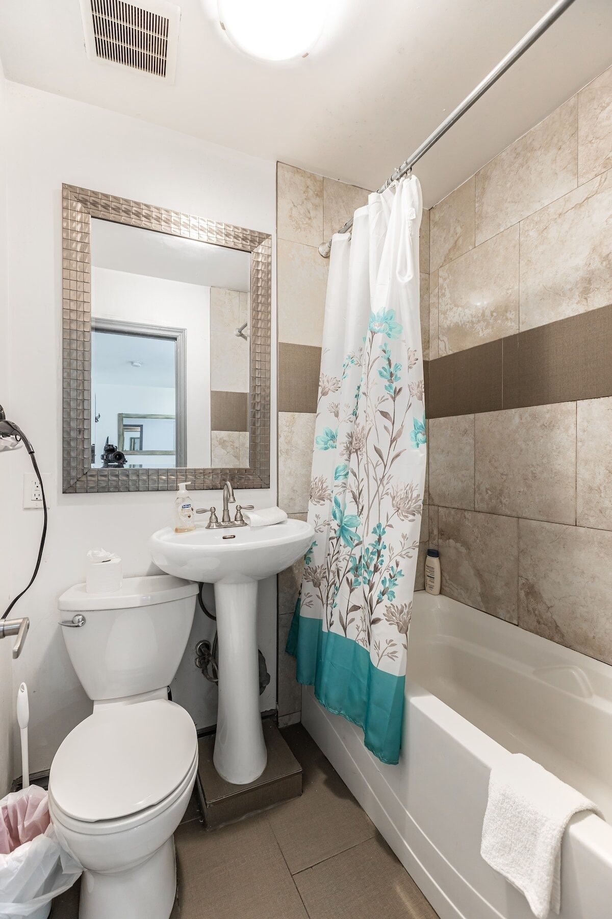 Secador de cabelo, toalhas de banho