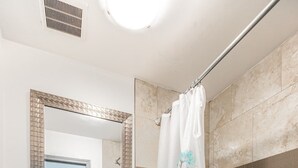 Un baño con inodoro, lavabo y bañera.