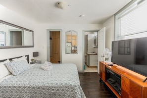 1 dormitori, planxa i posts de planxar, Internet i roba de llit