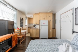 1 dormitori, planxa i posts de planxar, Internet i roba de llit