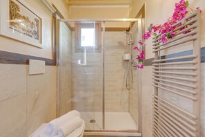 Shower, hair dryer, bidet, towels - Lovely Margherita Private Pool Mugello, Vicchio, Italy (Vicchio)