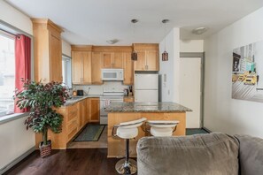 Jääkaappi, uuni, liesi, kahvin-/teenkeitin