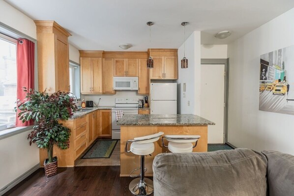 Fridge, oven, stovetop, coffee/tea maker