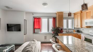 Frigorífic, forn, placa de cuina i cafetera i tetera