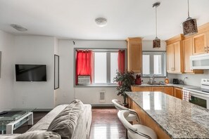 Frigorífic, forn, placa de cuina i cafetera i tetera