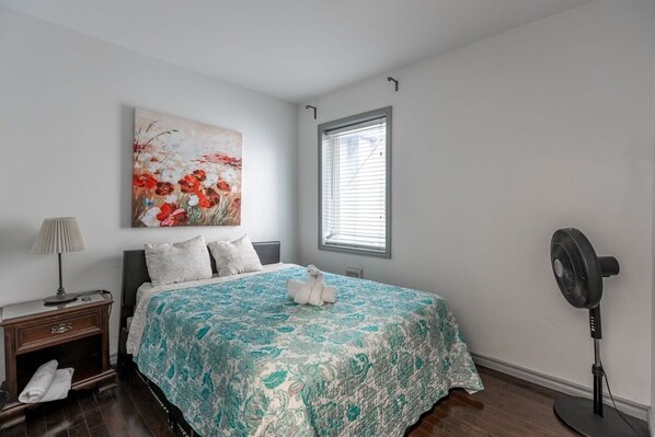 1 dormitori, planxa i posts de planxar, Internet i roba de llit