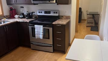 Een koelkast, een microgolfoven, een kookplaat