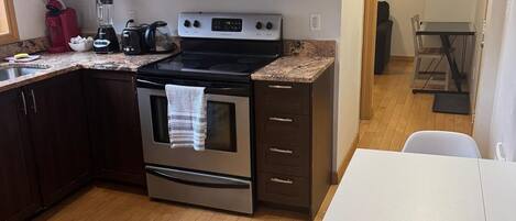 Refrigerador, microondas, parrilla de estufa y cafetera y tetera