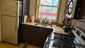 Réfrigérateur, micro-ondes, plaque de cuisson, cafetiÚre/bouilloire