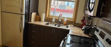 Jääkaappi, mikroaaltouuni, liesi, kahvin-/teenkeitin